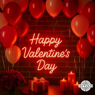 تابلو نئون ولنتاین با نوشته Happy Valentine’s Day کنار بادکنک و شمع